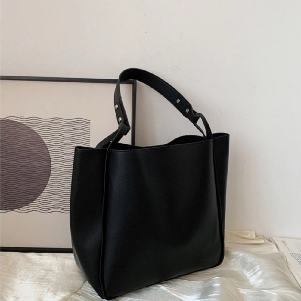 Elegant Black Tote Bag simple but fashionable design well balanced design
